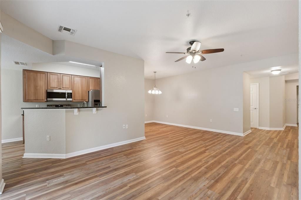 合同活跃: $289,000 (2 贝兹, 2 浴室, 1438 平方英尺)