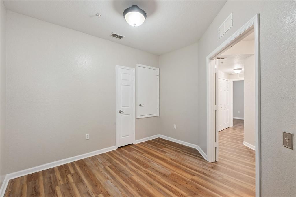 合同活跃: $289,000 (2 贝兹, 2 浴室, 1438 平方英尺)