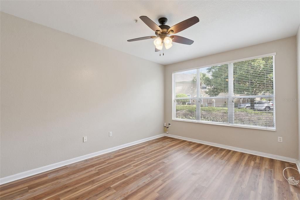 合同活跃: $289,000 (2 贝兹, 2 浴室, 1438 平方英尺)