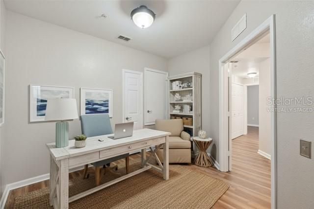 合同活跃: $289,000 (2 贝兹, 2 浴室, 1438 平方英尺)