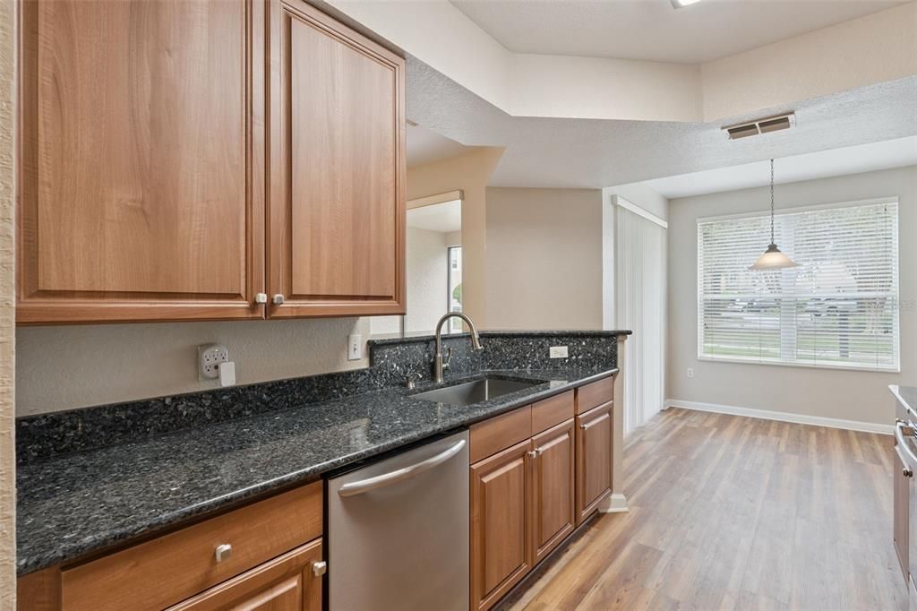 合同活跃: $289,000 (2 贝兹, 2 浴室, 1438 平方英尺)