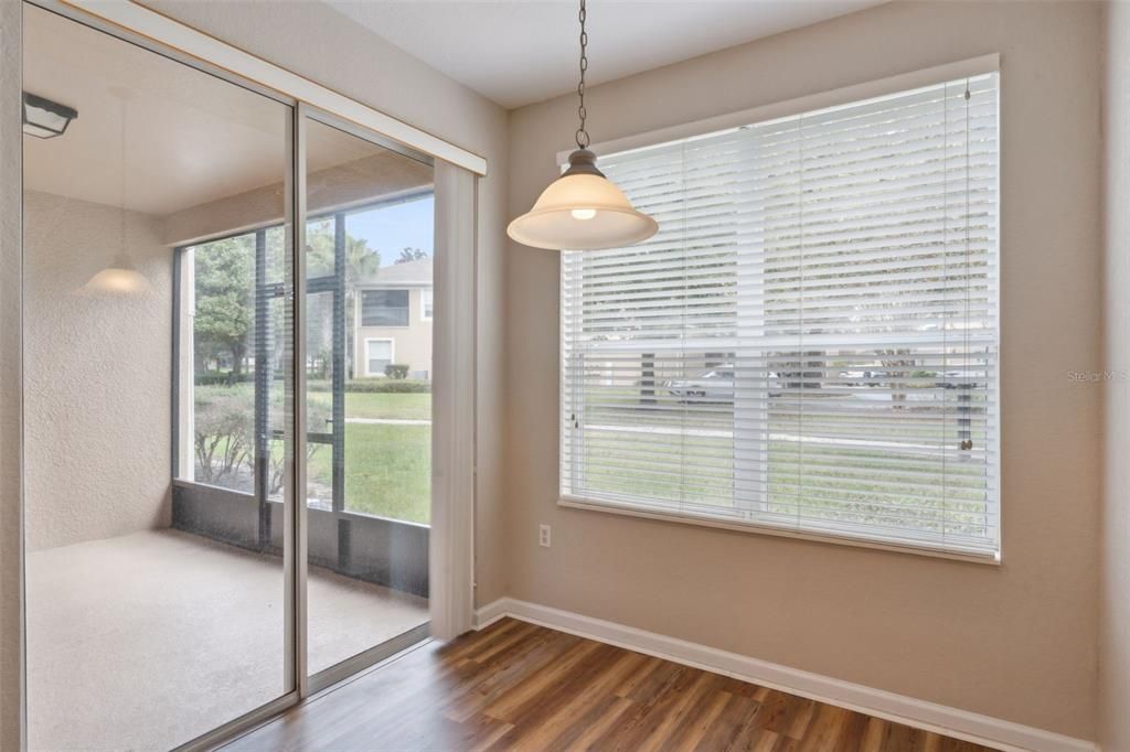 合同活跃: $289,000 (2 贝兹, 2 浴室, 1438 平方英尺)