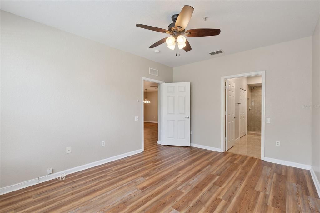 合同活跃: $289,000 (2 贝兹, 2 浴室, 1438 平方英尺)