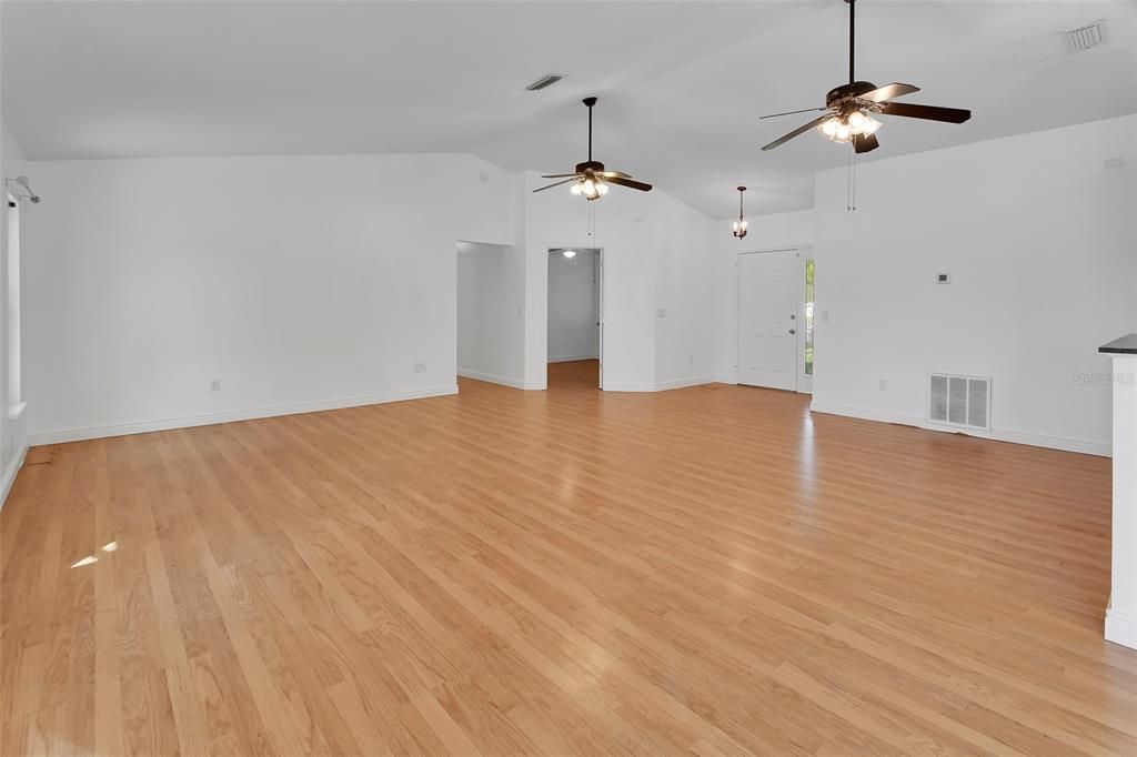 合同活跃: $345,000 (3 贝兹, 2 浴室, 1497 平方英尺)