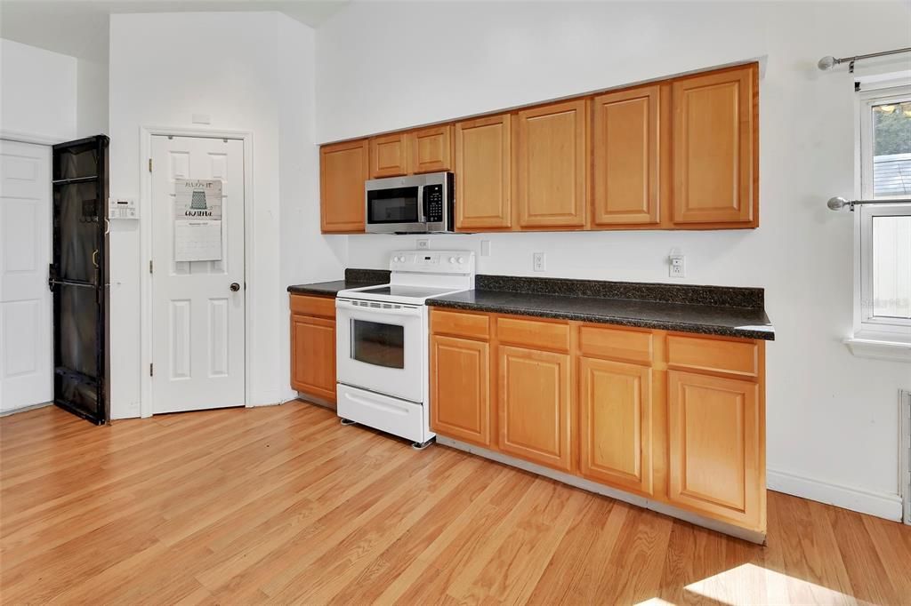 合同活跃: $345,000 (3 贝兹, 2 浴室, 1497 平方英尺)