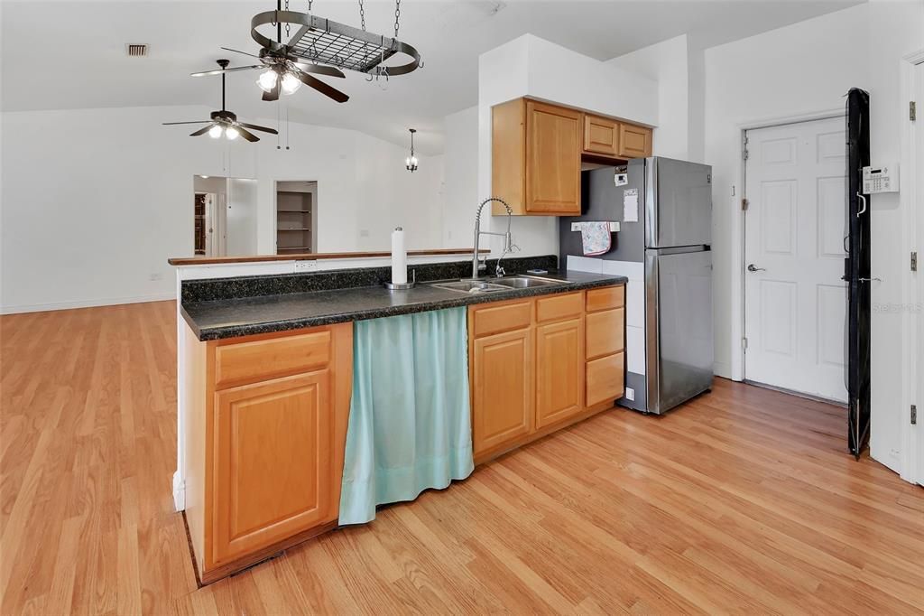 合同活跃: $345,000 (3 贝兹, 2 浴室, 1497 平方英尺)