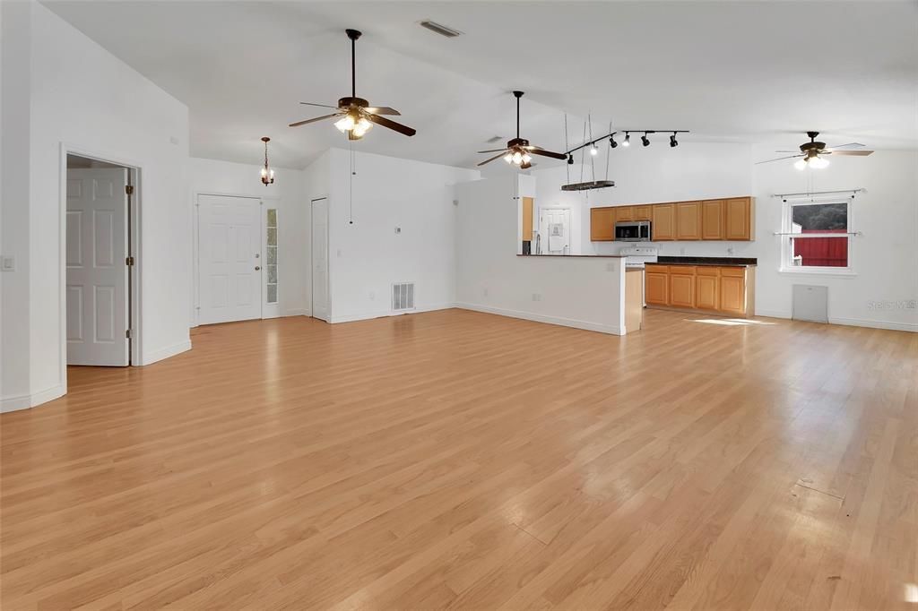 合同活跃: $345,000 (3 贝兹, 2 浴室, 1497 平方英尺)