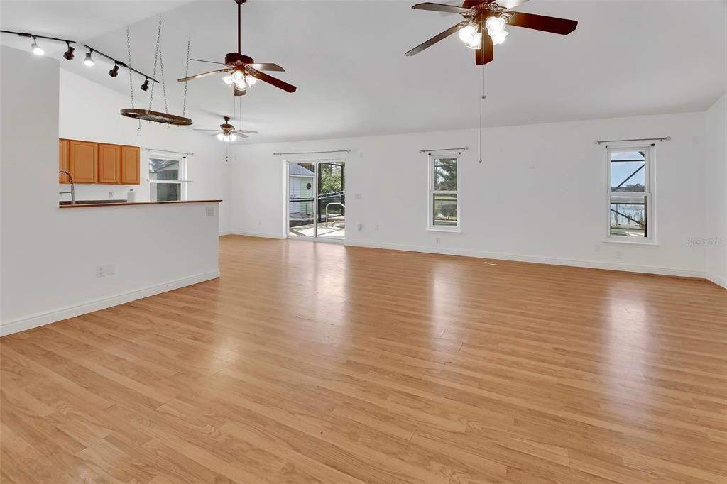 合同活跃: $345,000 (3 贝兹, 2 浴室, 1497 平方英尺)