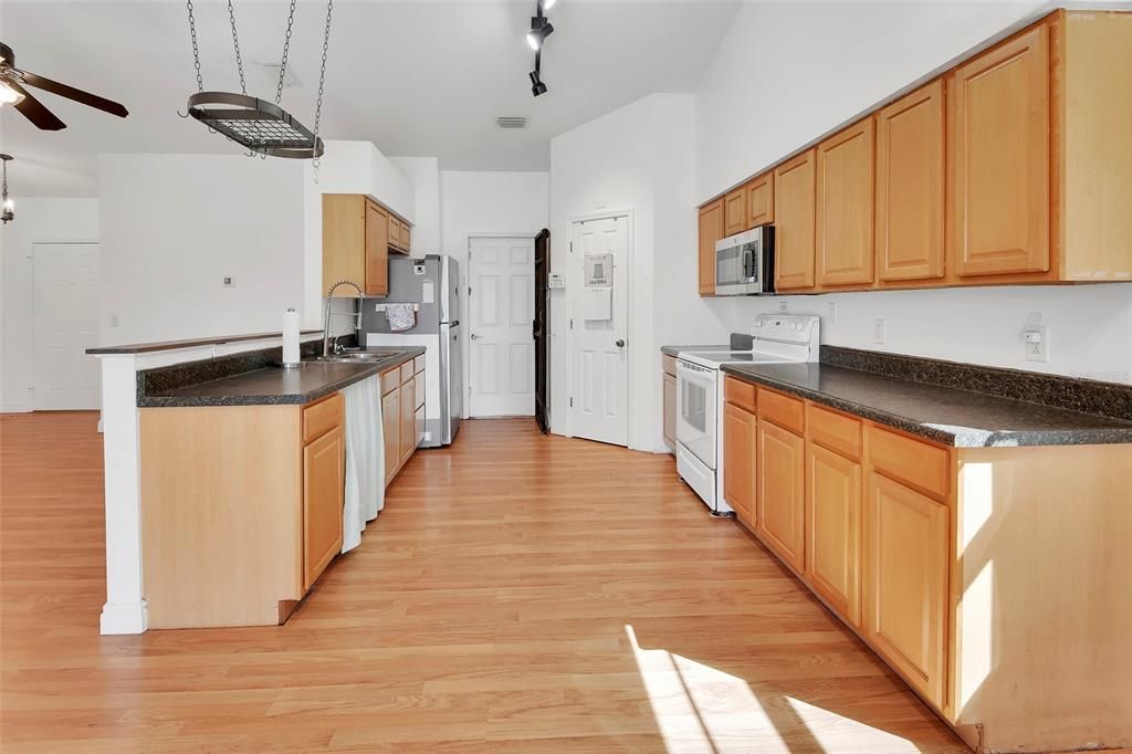 合同活跃: $345,000 (3 贝兹, 2 浴室, 1497 平方英尺)