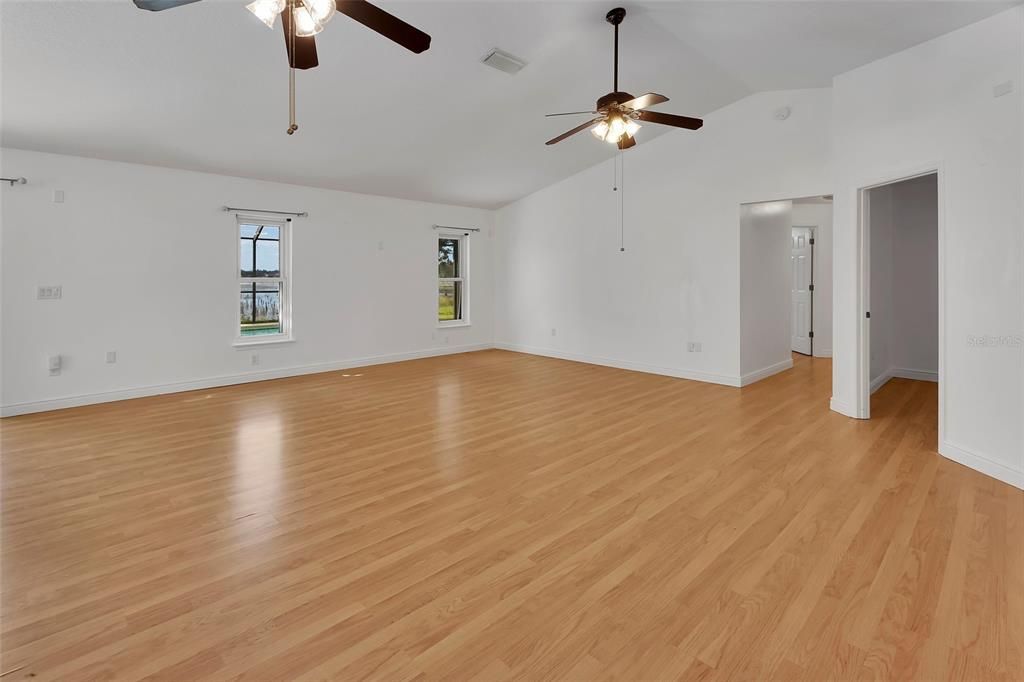 合同活跃: $345,000 (3 贝兹, 2 浴室, 1497 平方英尺)