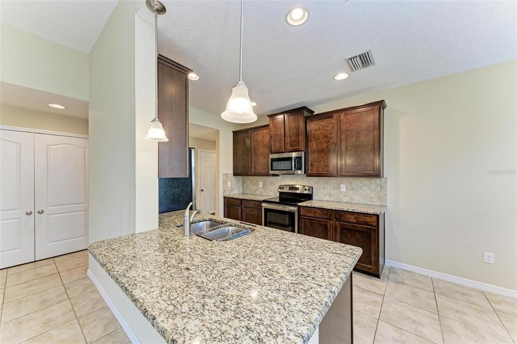 Active With Contract: $274,500 (2 beds, 2 baths, 1397 Square Feet)