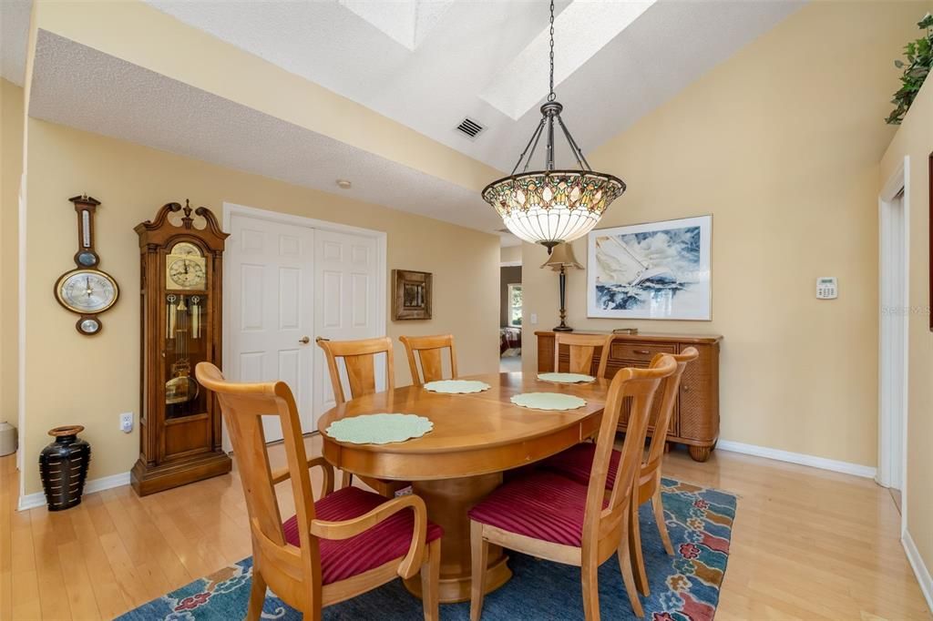 En Venta: $600,000 (4 camas, 3 baños, 2406 Pies cuadrados)