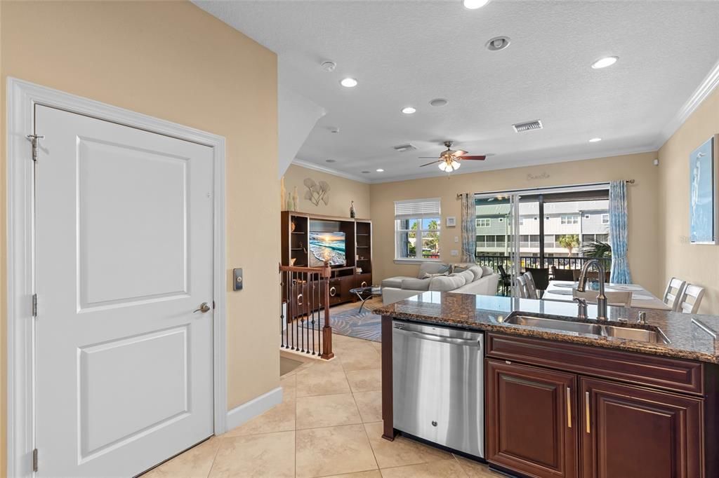 На продажу: $670,000 (3 спален, 2 ванн, 1920 Квадратных фут)