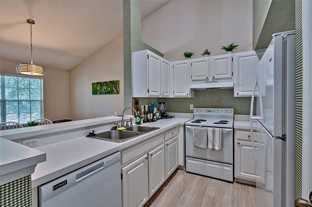 For Sale: $279,900 (2 beds, 2 baths, 1250 Square Feet)