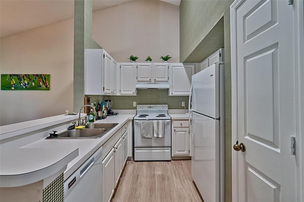 For Sale: $279,900 (2 beds, 2 baths, 1250 Square Feet)