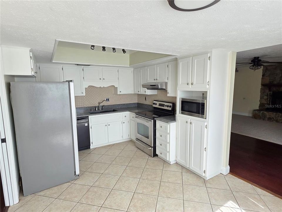 待售: $449,000 (4 贝兹, 2 浴室, 2022 平方英尺)