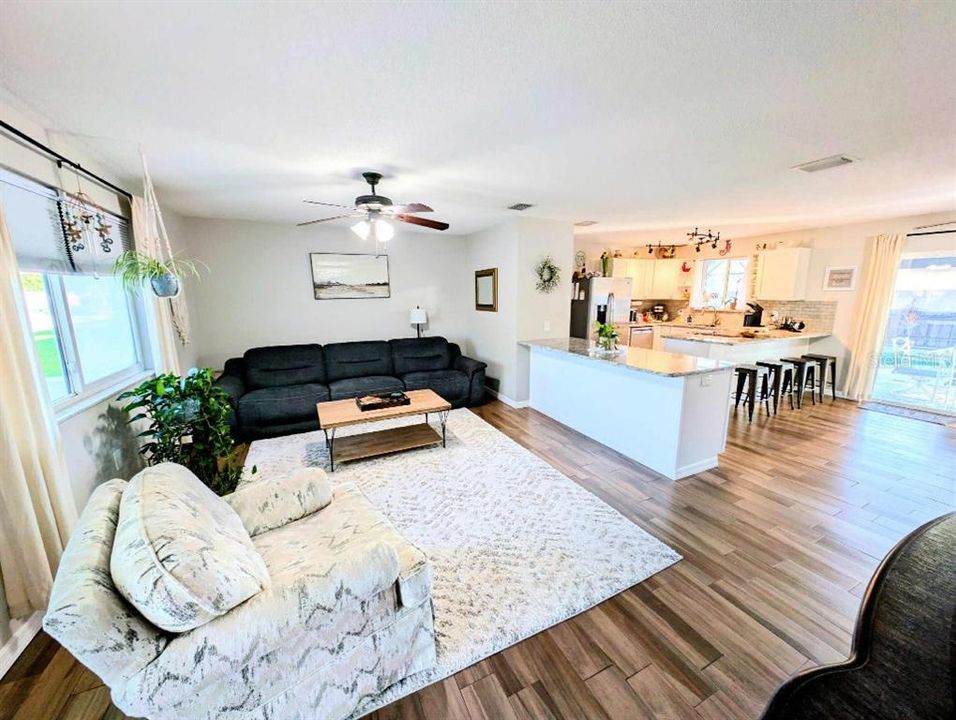 En Venta: $333,800 (3 camas, 2 baños, 1272 Pies cuadrados)