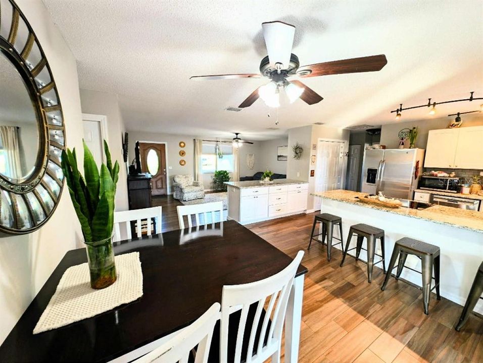 En Venta: $333,800 (3 camas, 2 baños, 1272 Pies cuadrados)