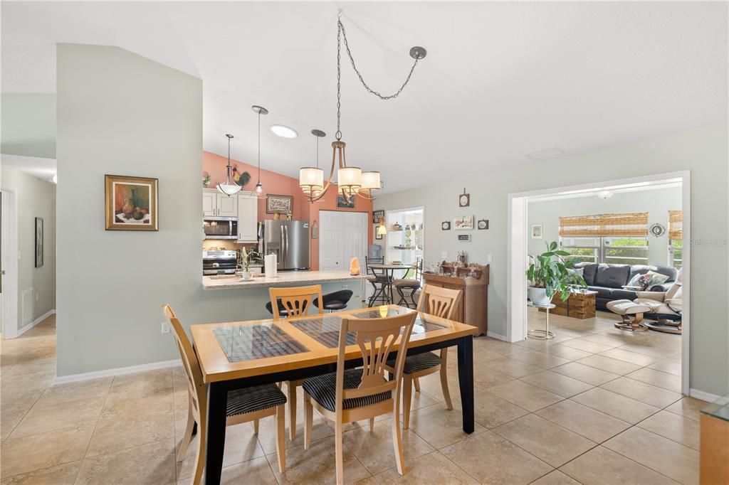 Под контрактом: $385,000 (3 спален, 2 ванн, 1929 Квадратных фут)