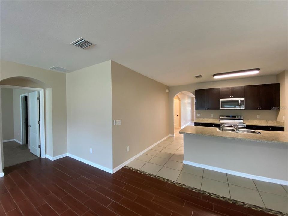 For Rent: $1,975 (4 beds, 2 baths, 1823 Square Feet)