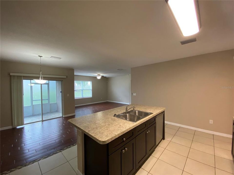 For Rent: $1,975 (4 beds, 2 baths, 1823 Square Feet)
