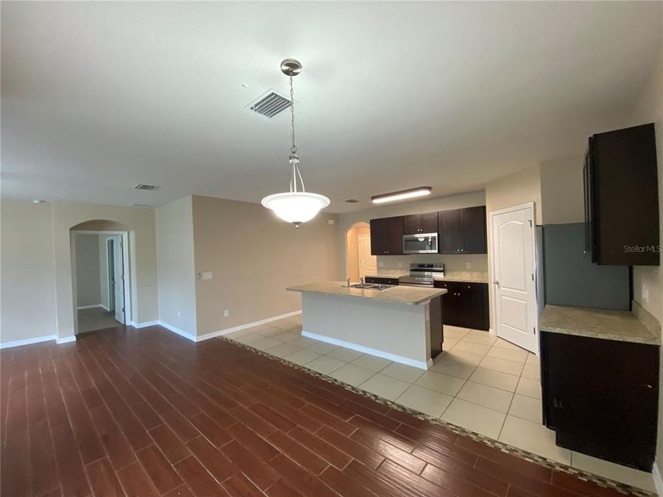 For Rent: $1,975 (4 beds, 2 baths, 1823 Square Feet)