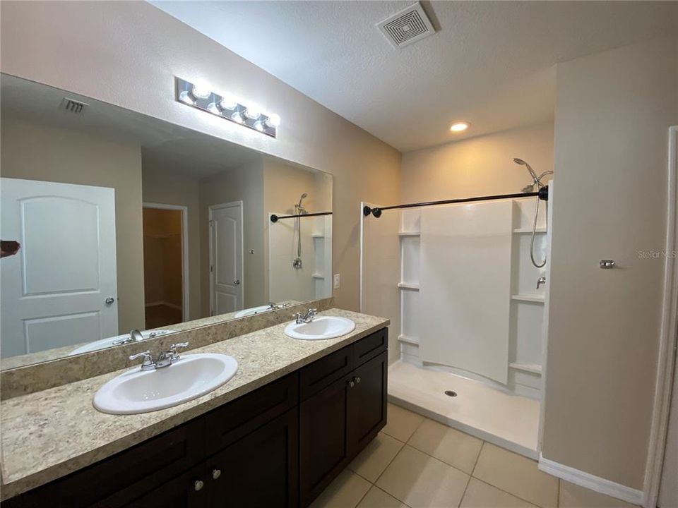 For Rent: $1,975 (4 beds, 2 baths, 1823 Square Feet)