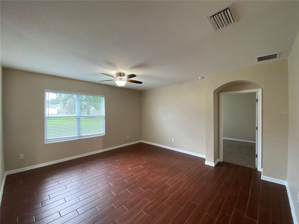 For Rent: $1,975 (4 beds, 2 baths, 1823 Square Feet)