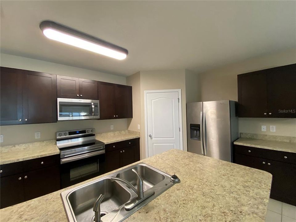 For Rent: $1,975 (4 beds, 2 baths, 1823 Square Feet)