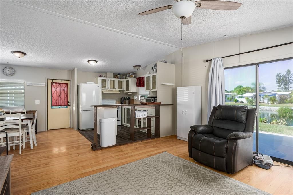 For Sale: $104,000 (2 beds, 2 baths, 832 Square Feet)