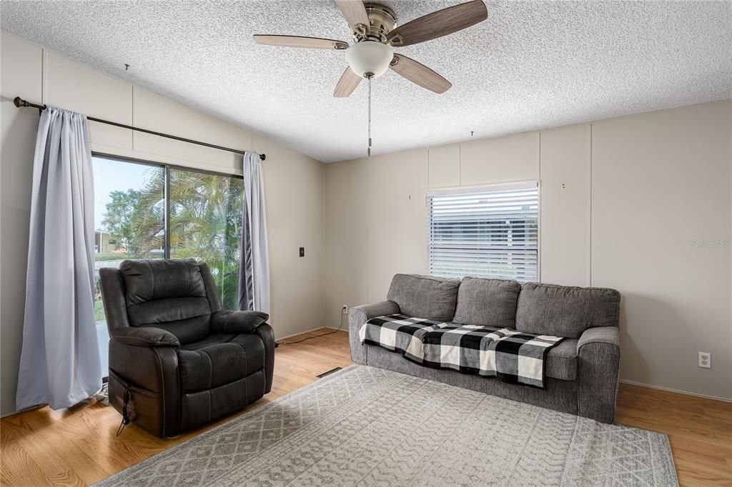 For Sale: $104,000 (2 beds, 2 baths, 832 Square Feet)