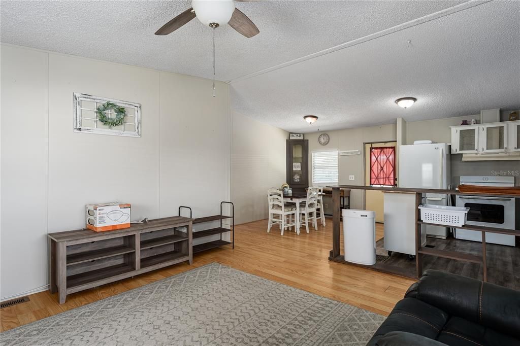 For Sale: $104,000 (2 beds, 2 baths, 832 Square Feet)