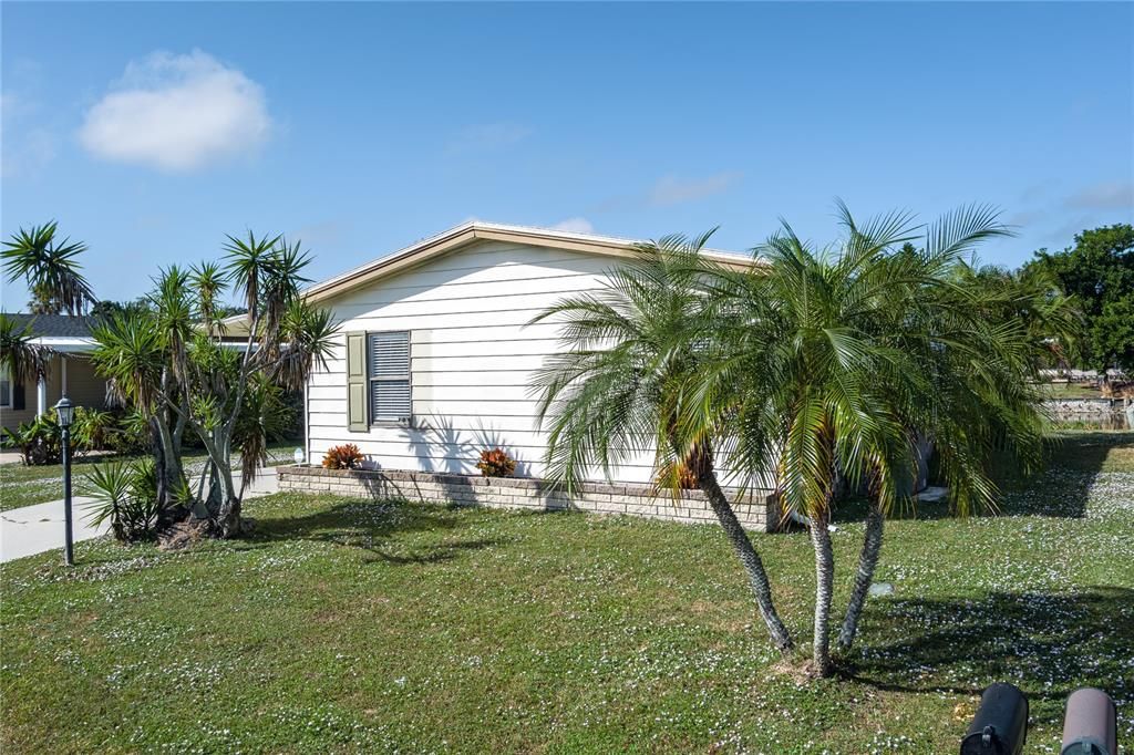 For Sale: $104,000 (2 beds, 2 baths, 832 Square Feet)