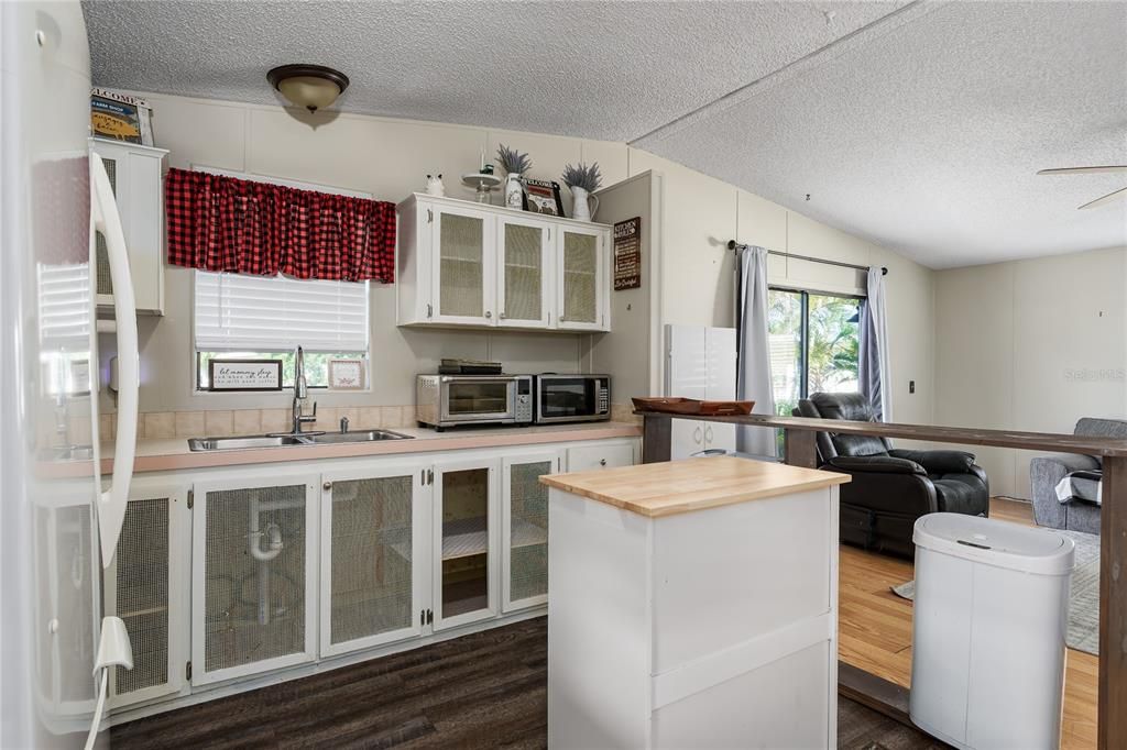 For Sale: $104,000 (2 beds, 2 baths, 832 Square Feet)