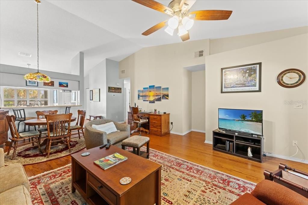 For Sale: $380,000 (2 beds, 2 baths, 1250 Square Feet)