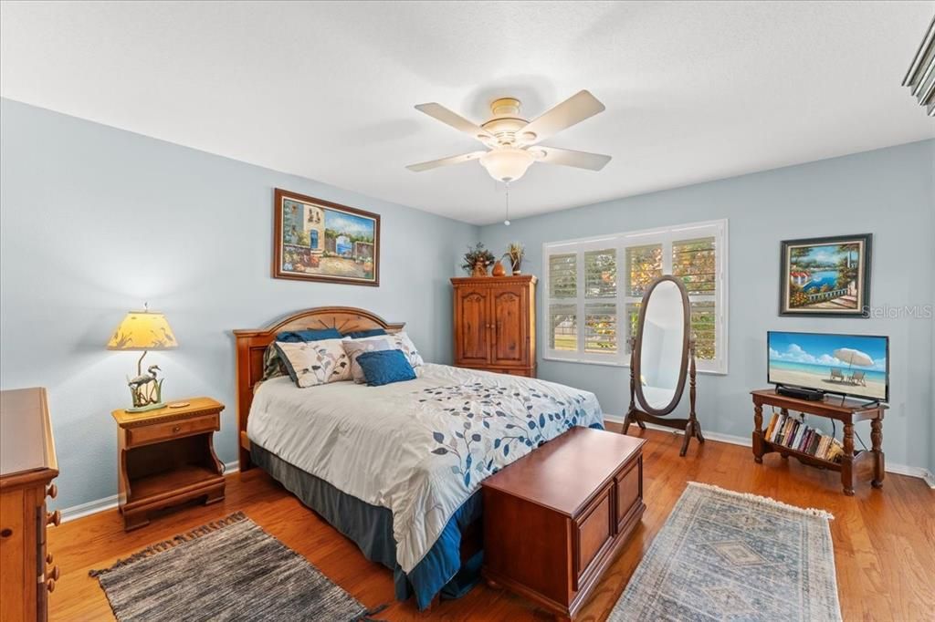 For Sale: $380,000 (2 beds, 2 baths, 1250 Square Feet)