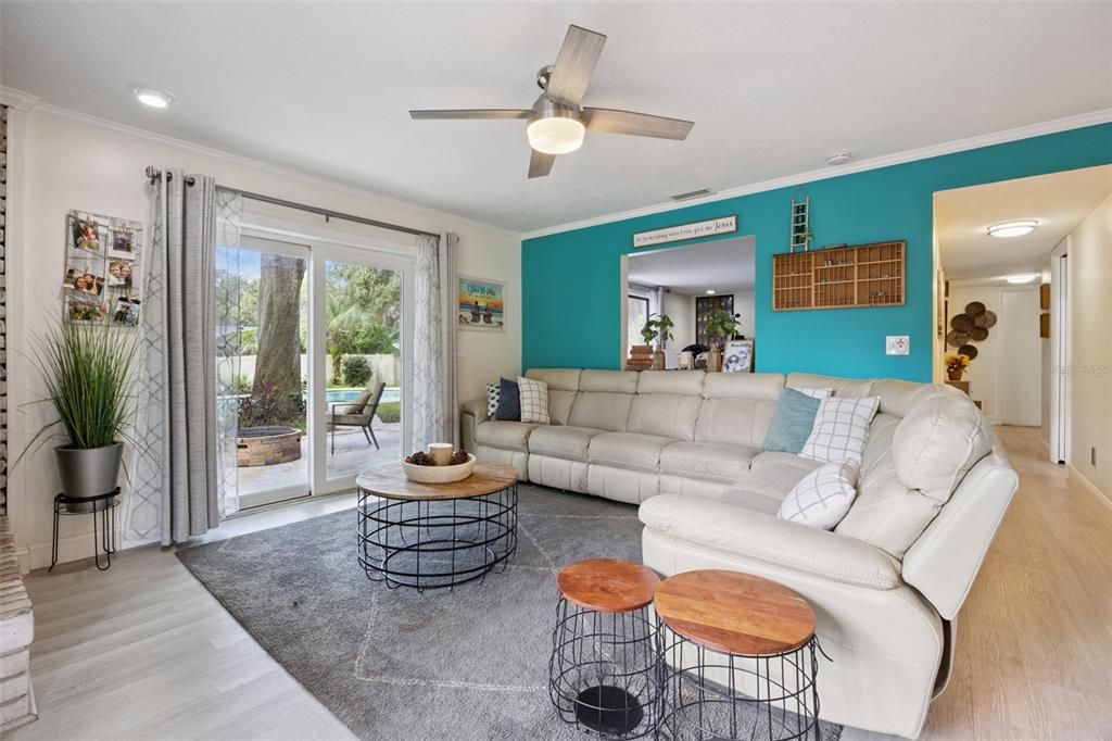 En Venta: $699,999 (5 camas, 3 baños, 2823 Pies cuadrados)