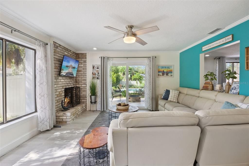 En Venta: $699,999 (5 camas, 3 baños, 2823 Pies cuadrados)