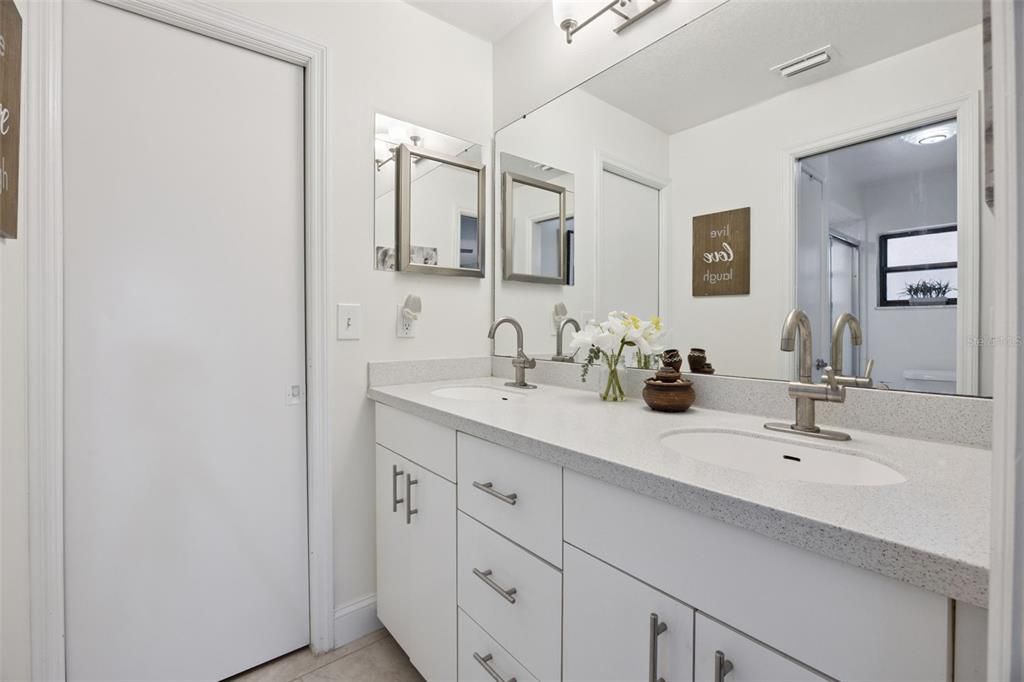 En Venta: $699,999 (5 camas, 3 baños, 2823 Pies cuadrados)