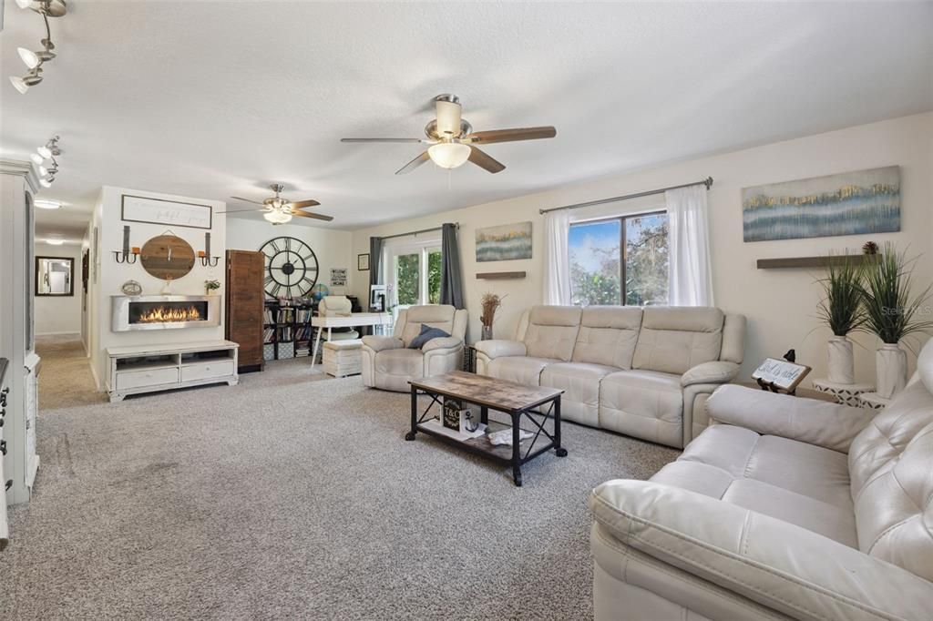 En Venta: $699,999 (5 camas, 3 baños, 2823 Pies cuadrados)