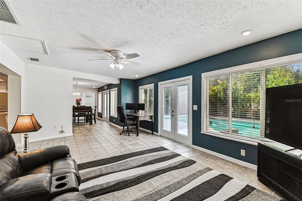 Activo con contrato: $575,000 (4 camas, 2 baños, 1953 Pies cuadrados)