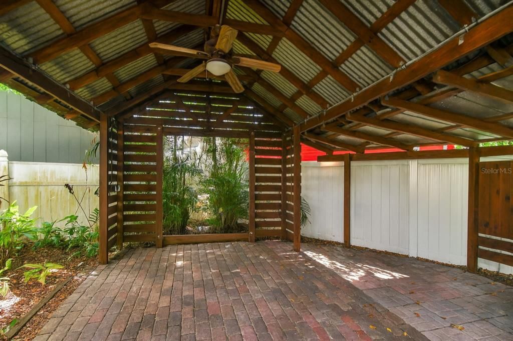 Activo con contrato: $575,000 (4 camas, 2 baños, 1953 Pies cuadrados)