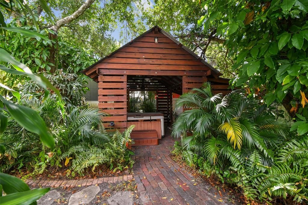 Activo con contrato: $575,000 (4 camas, 2 baños, 1953 Pies cuadrados)