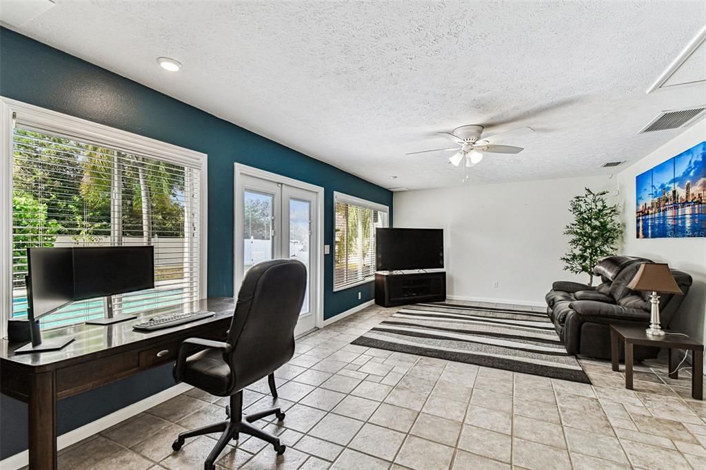 Activo con contrato: $575,000 (4 camas, 2 baños, 1953 Pies cuadrados)