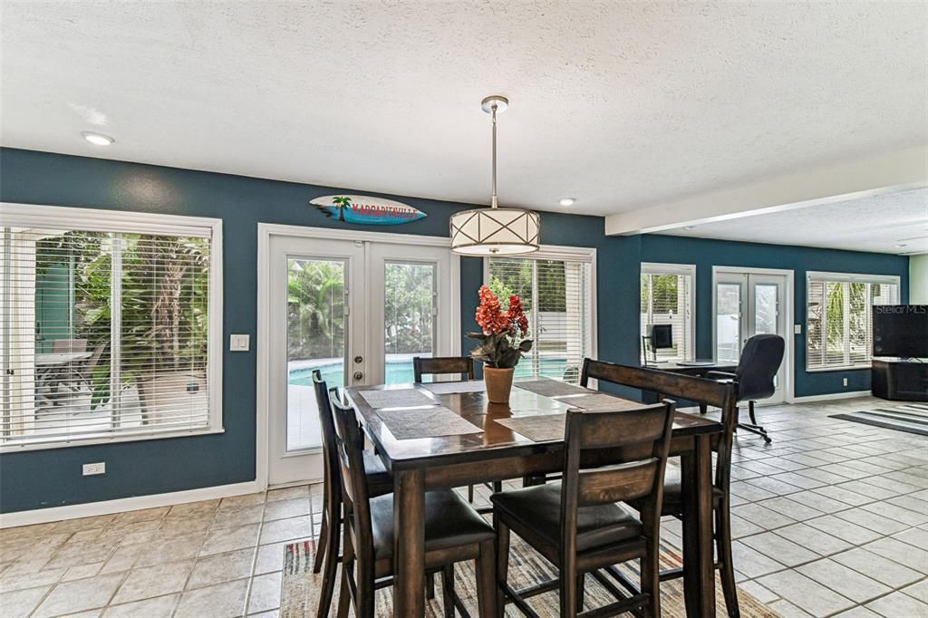 Activo con contrato: $575,000 (4 camas, 2 baños, 1953 Pies cuadrados)