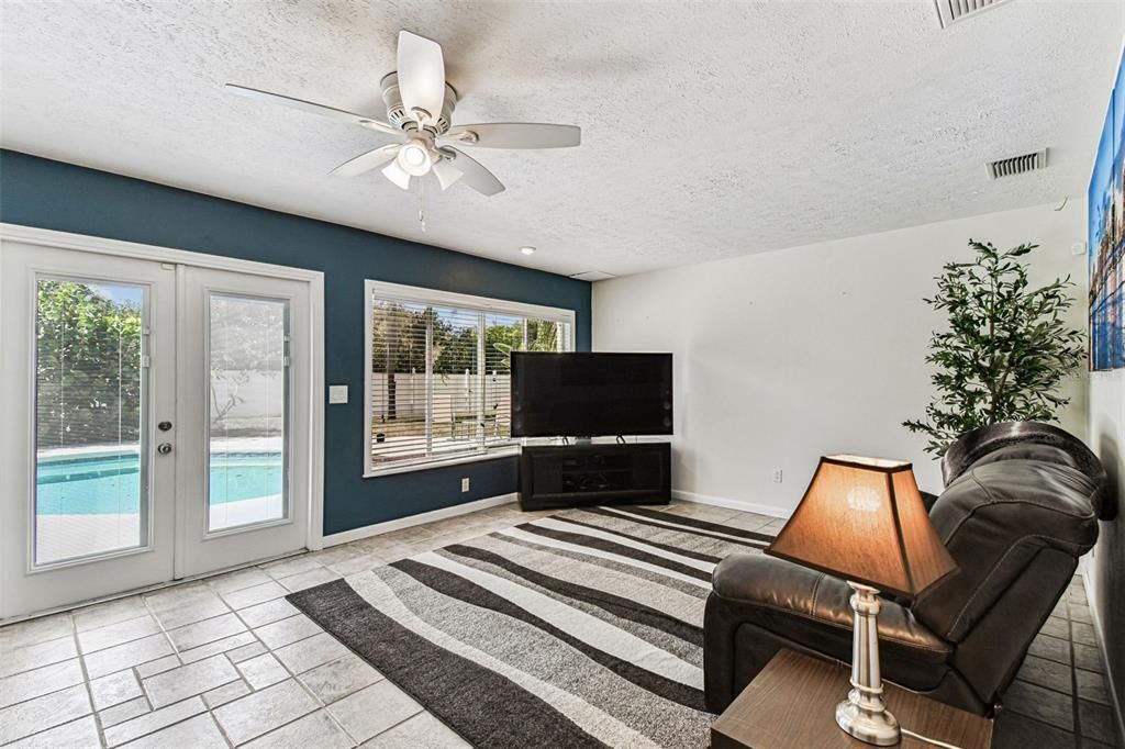 Activo con contrato: $575,000 (4 camas, 2 baños, 1953 Pies cuadrados)