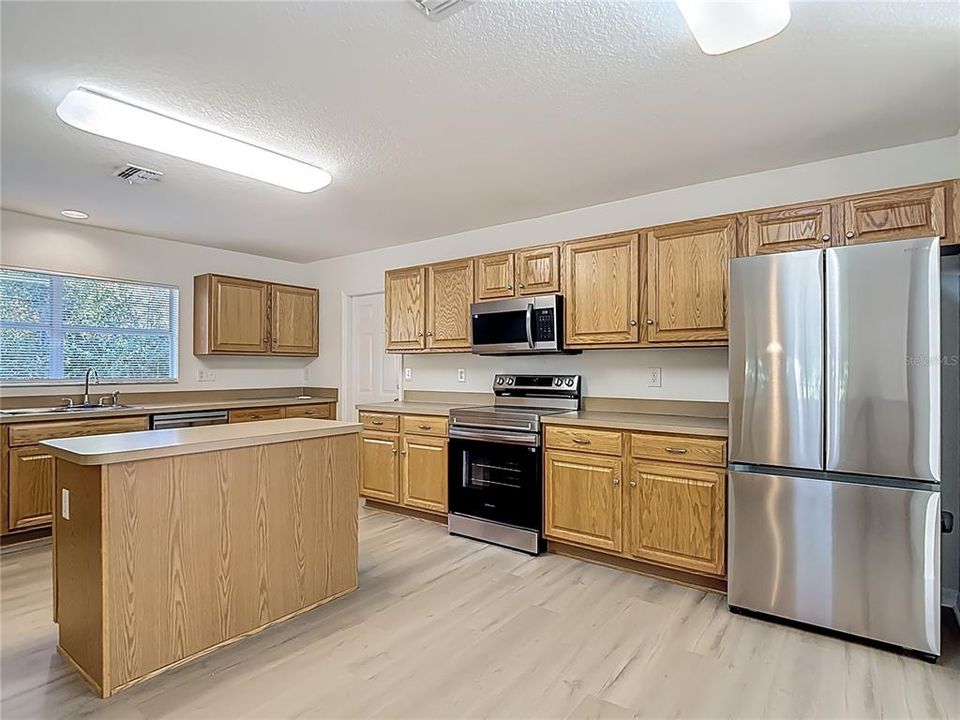 待售: $335,000 (4 贝兹, 3 浴室, 3049 平方英尺)