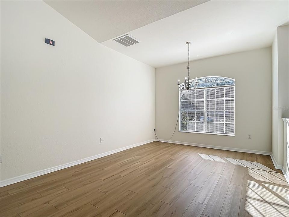 待售: $335,000 (4 贝兹, 3 浴室, 3049 平方英尺)