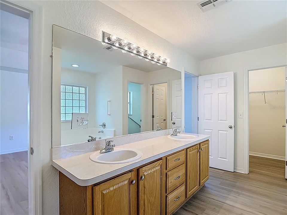 待售: $335,000 (4 贝兹, 3 浴室, 3049 平方英尺)