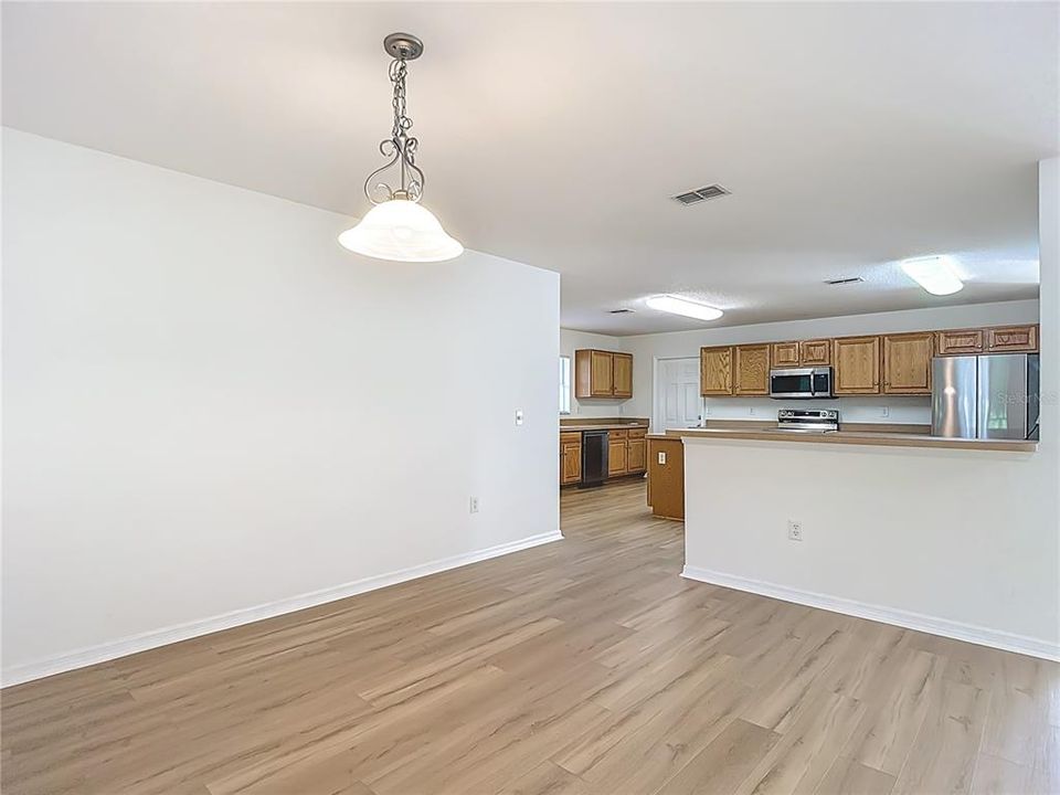 待售: $335,000 (4 贝兹, 3 浴室, 3049 平方英尺)